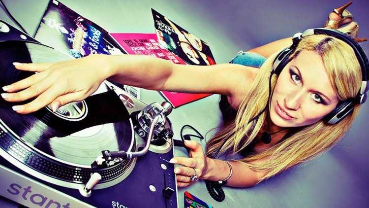 Девушка в наушниках диджей