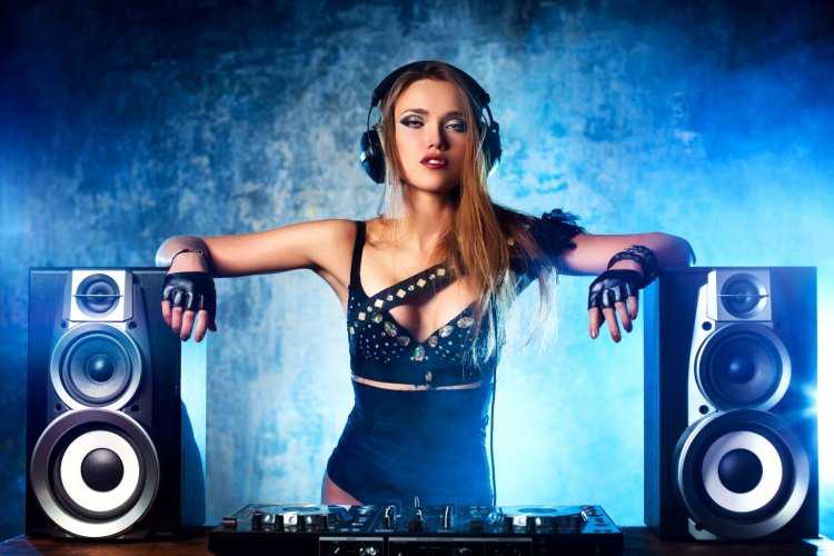 Девушка с колонкой