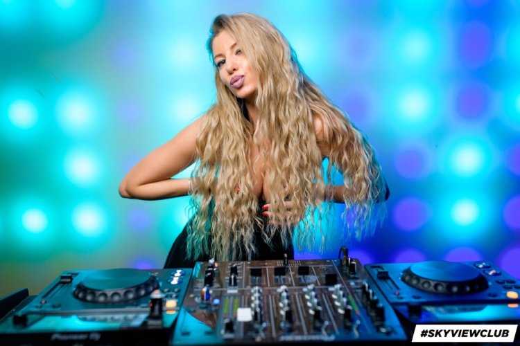 Девушка диджей с длинными волосами