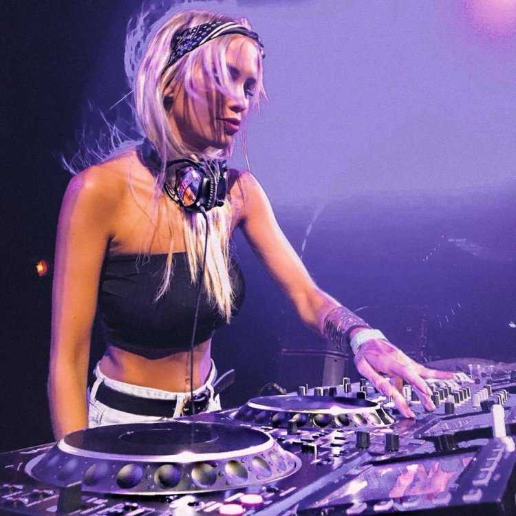 Диджей Клер