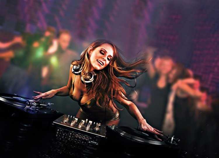 Красивая девушка диджей