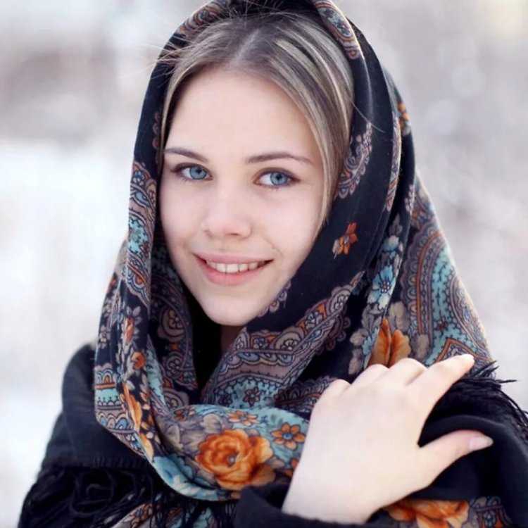 Красавица в платке