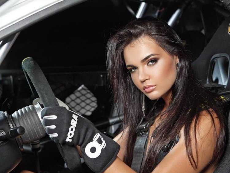 Автогонщица Инесса Тушканова