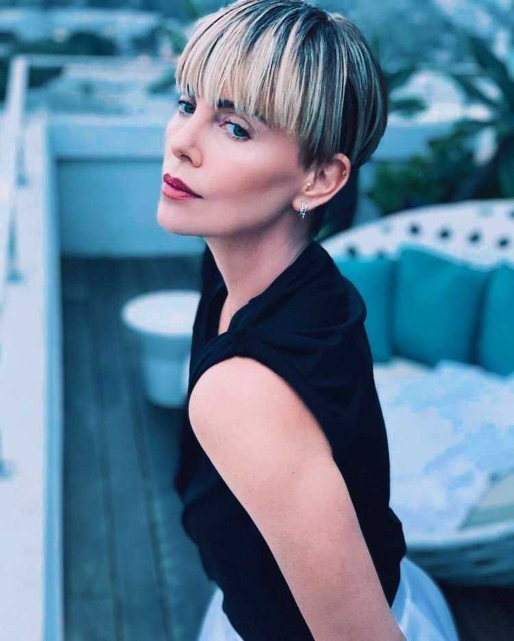 Шарлиз Террон стрижки