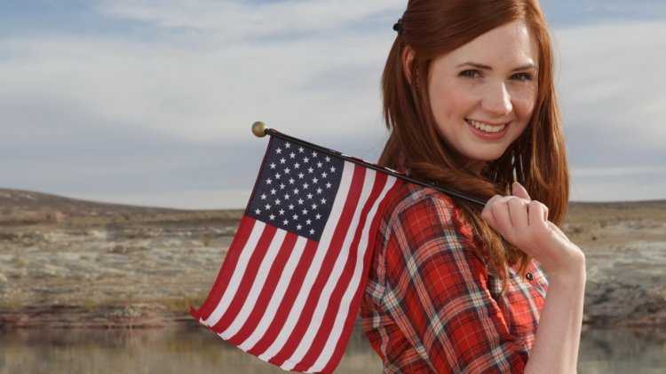 Карен Гиллан с флагом США