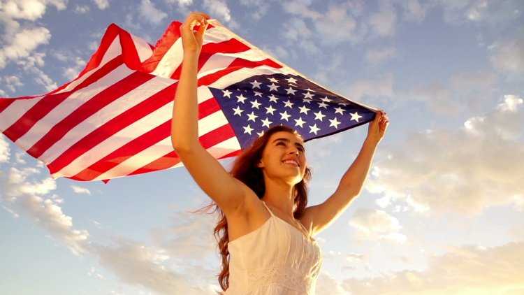 Девушка с флагом Америки