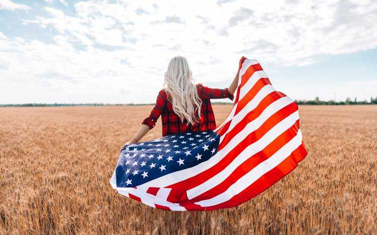 Девушка с флагом США