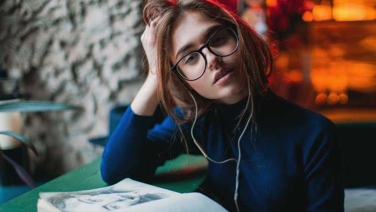 Девушка в наушниках и очках