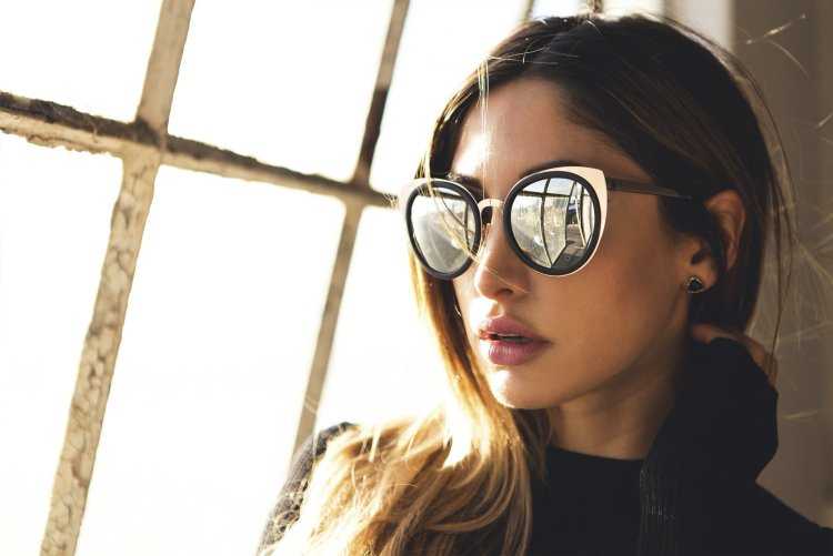 Девушка в очках