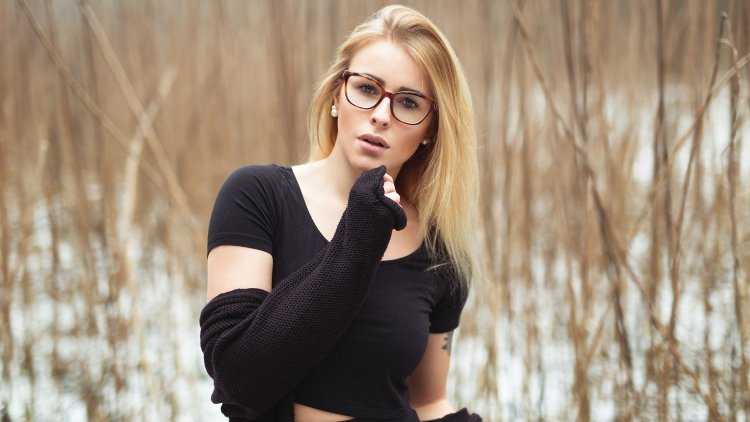 Девушка в очках