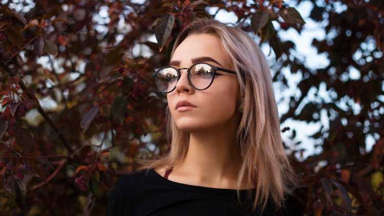 Русская девушка в очках29