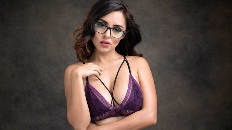 Amy Quinn очкастая