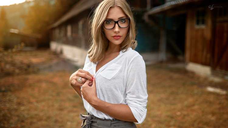 Девушка в очках и рубашке