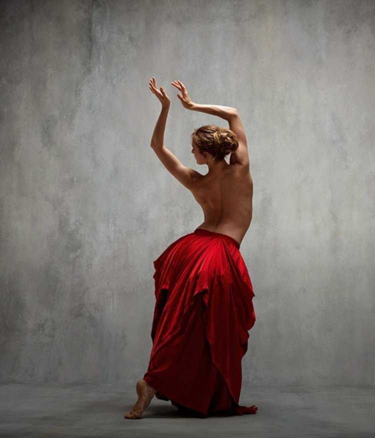 Женщина танцует