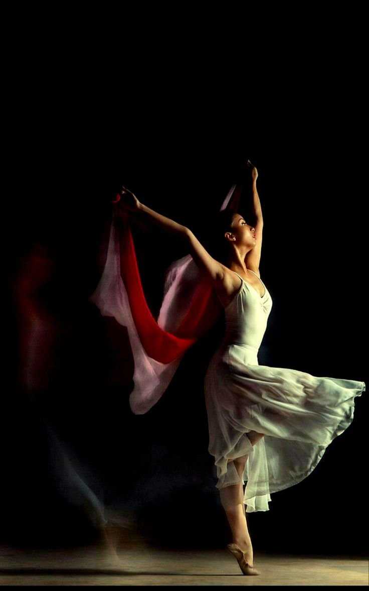 Девушка танцует