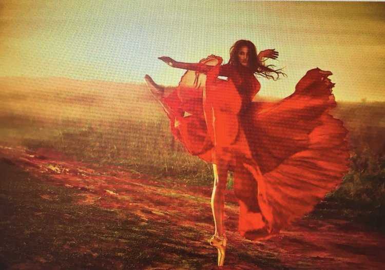 Русская танцующая девушка6