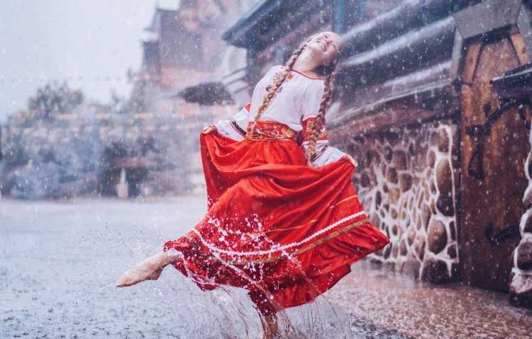 Русская танцующая девушка4