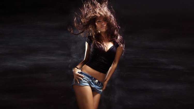 Танцующая девушка