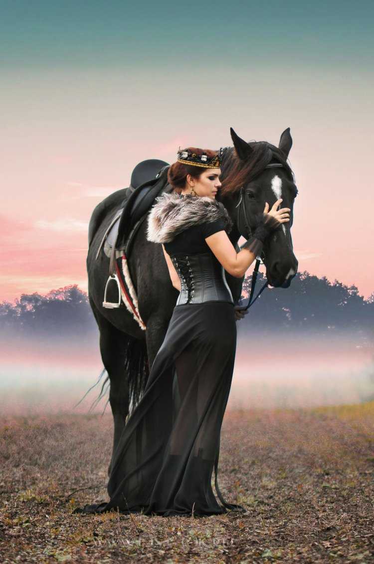 Девушка с черным конем