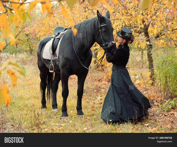 С лошадью в черном платье