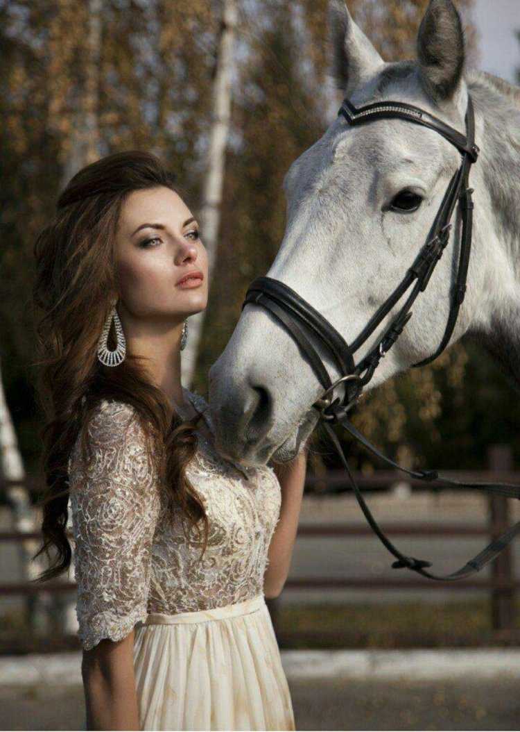 Красивая девушка на лошади