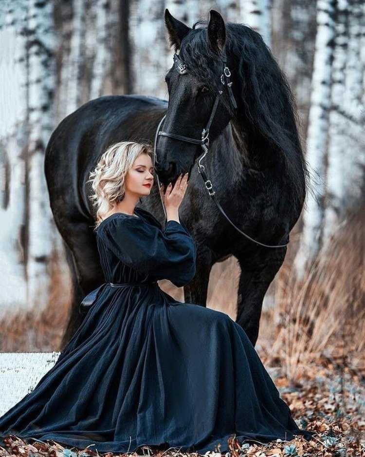 Женщина и черная лошадь