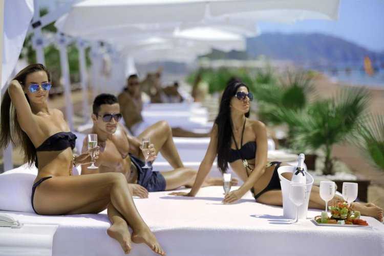 Красивые девушки в Турции в отеле