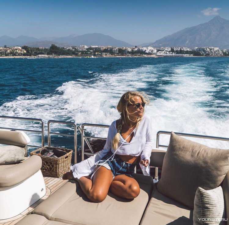 Девушка блондинка в Турции