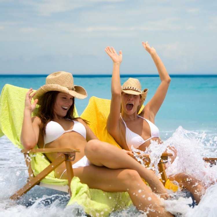 Отдыхающие женщины на пляже