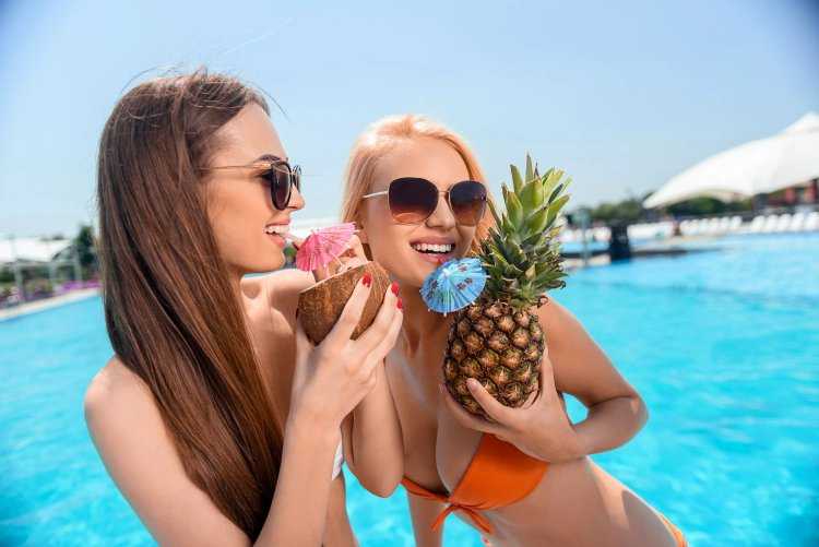 Девушка в купальнике с коктейлем