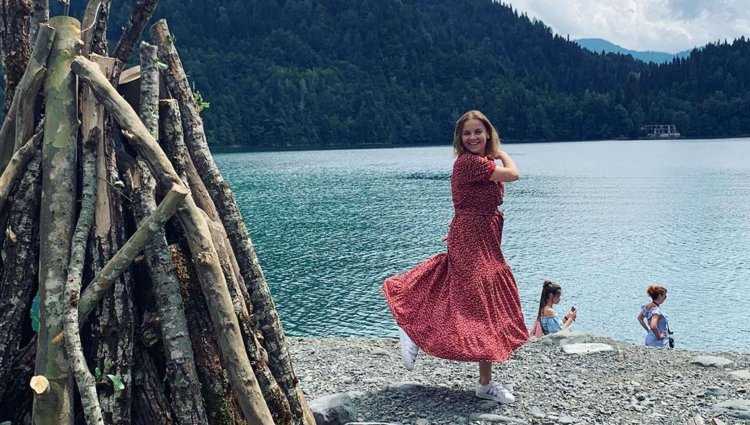 Красивая девушка на пляже в платье озеро Рицца