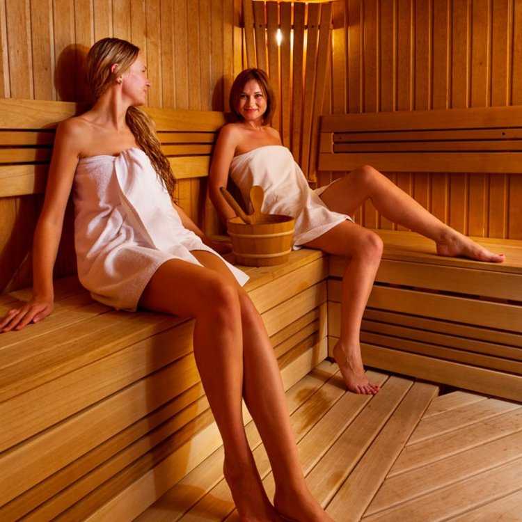 Красивая девушка в бании