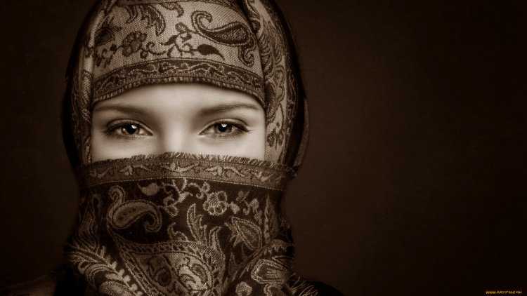 Девушка с платком на лице