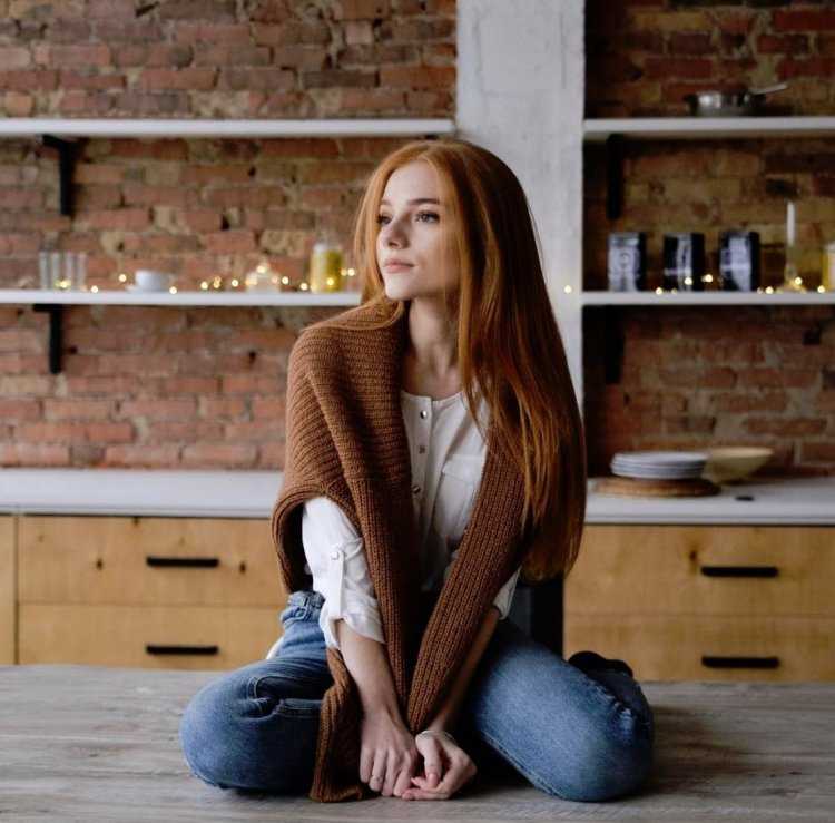 Рыжая девушка Юлия Адаменко