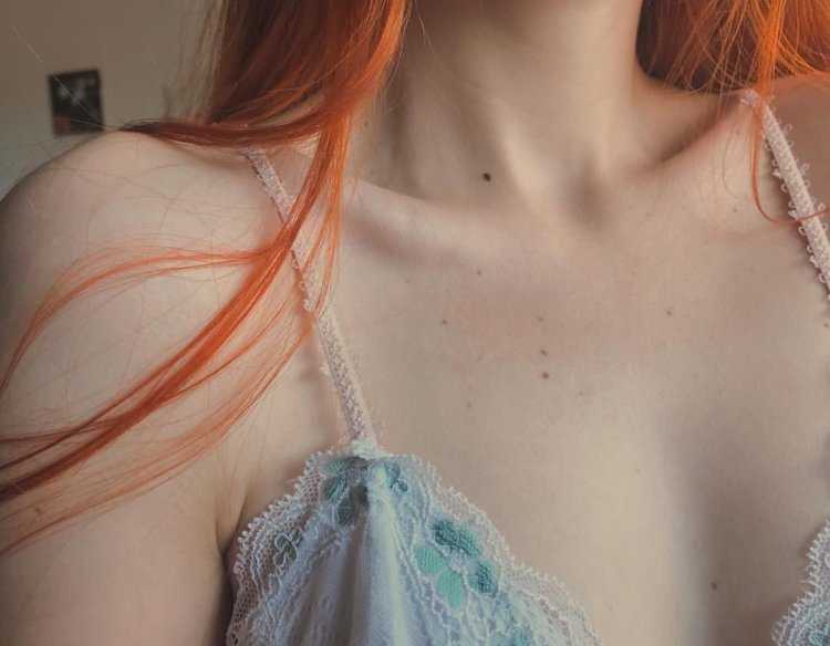 Рыжеволосая девушка селфи без лица