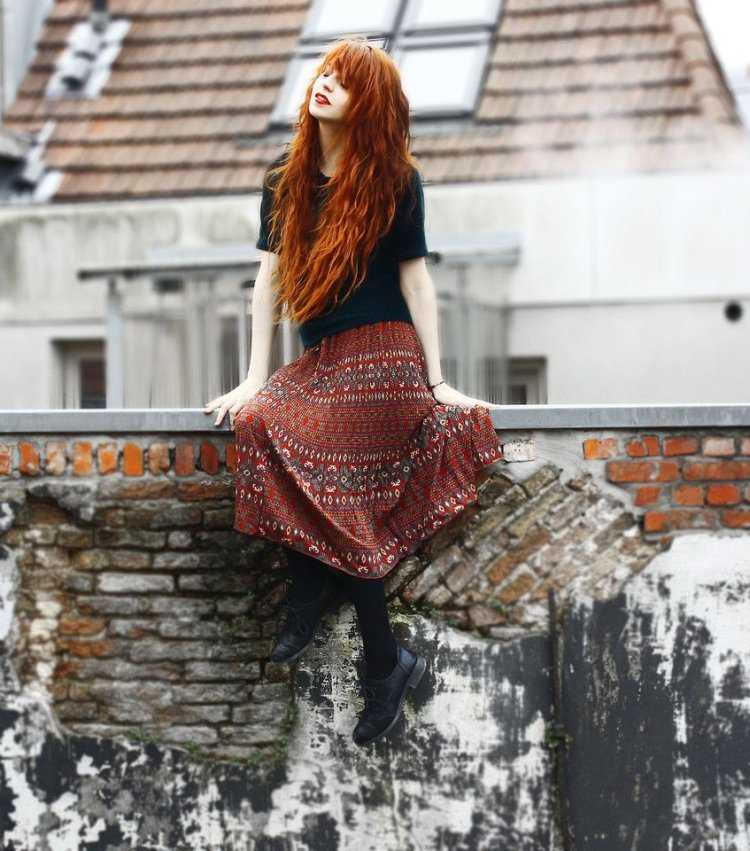 Модная рыжая девушка