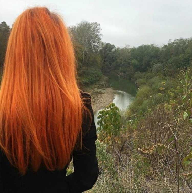 Рыжие волосы со спины