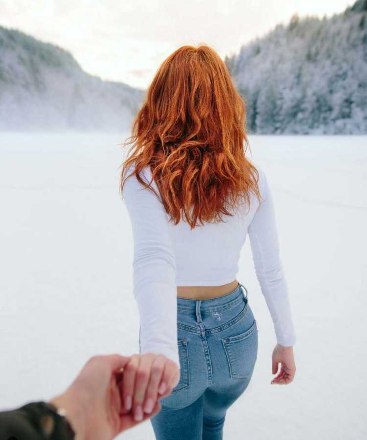 Девушка с рыжими волосами со спины