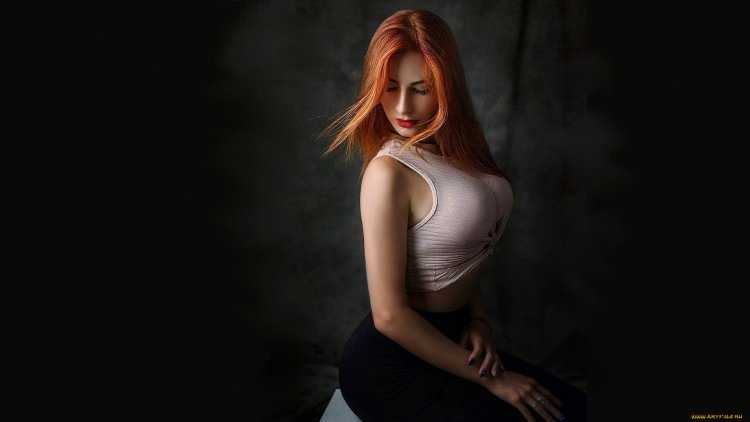 Рыжая девушка на темном фоне