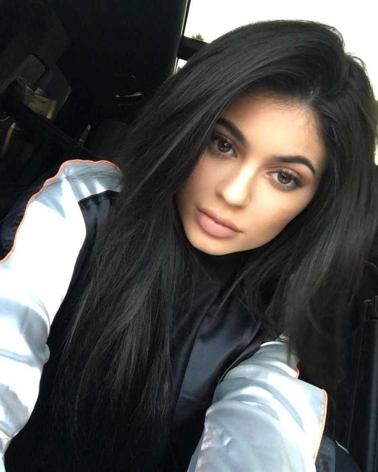 Кайли Дженнер селфи
