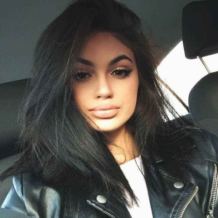 Селфи девушек с черными волосами