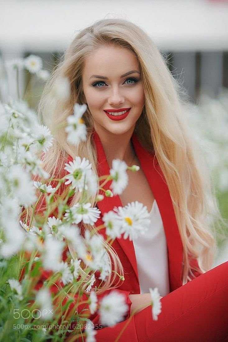 Светловолосая красавица