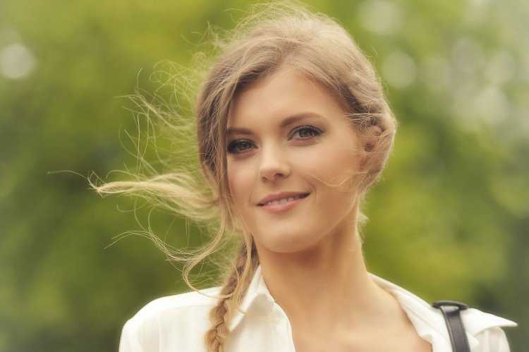 Девушка с русой косой