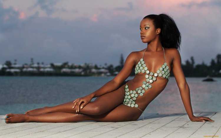 Мулатка Даниэль Николь в купальнике