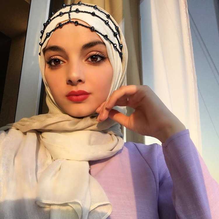 Аиша Бегиева в хиджабе