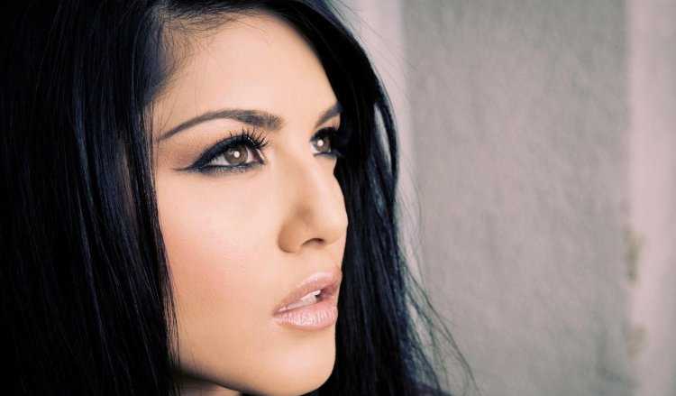 Санни Леоне глаза