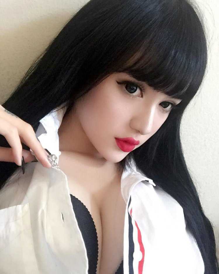 Китайская модель Кина Шен