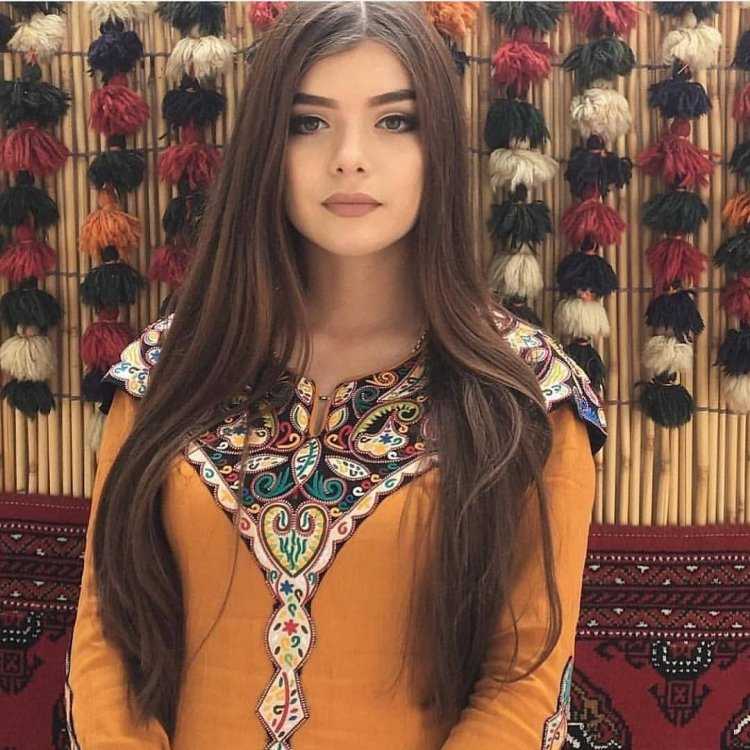 Туркменские лошади с девушками