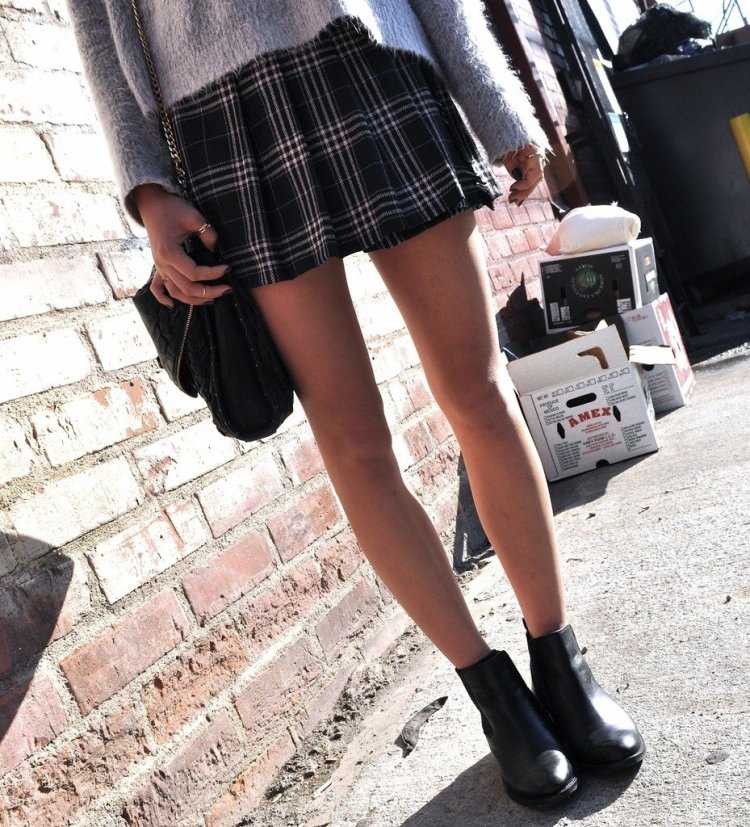 Красавица в коротком платье и колготках