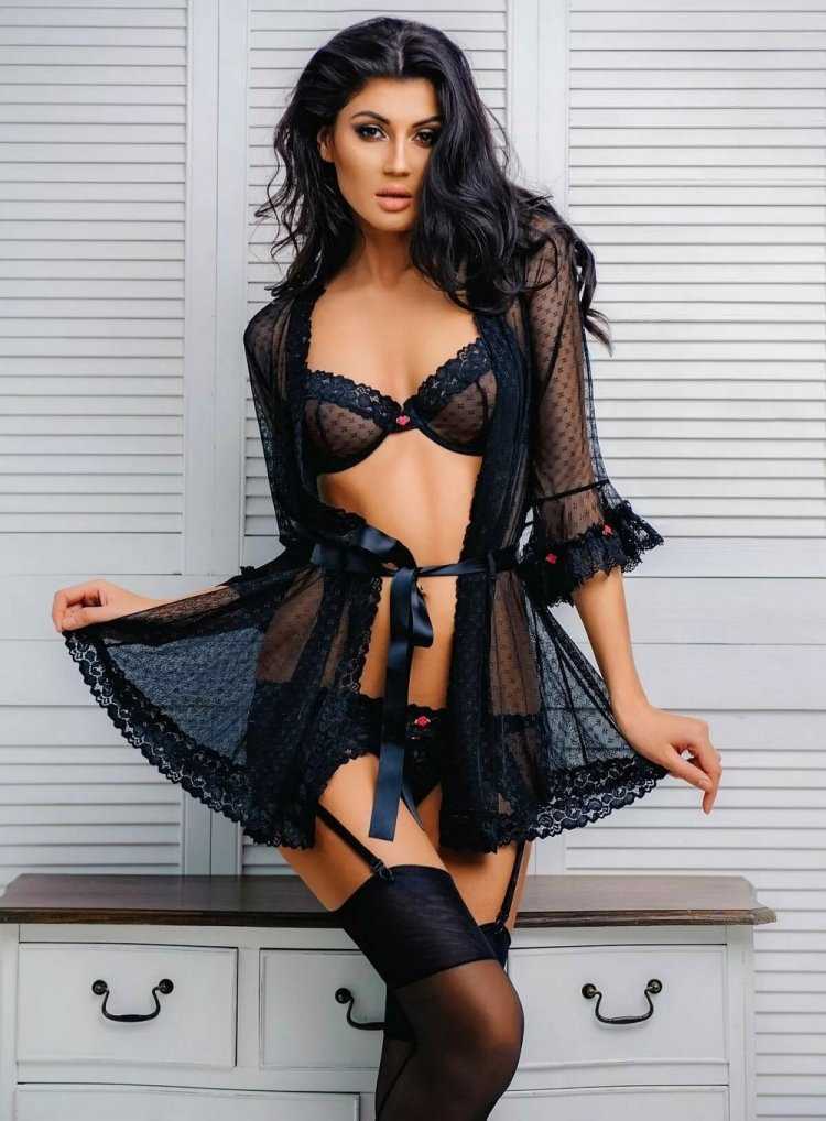 Красивый пеньюар с чулками